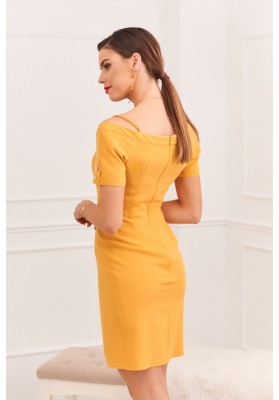 Elegantné šaty s nápaditým výstrihom na tenkých ramienkach, žlté
