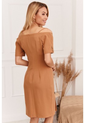 Elegantné šaty s nápaditým výstrihom na tenkých ramienkach, hnedé