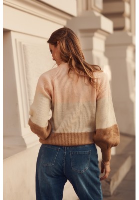 Moderný dámsky sveter, vyrobený z jemnej látky,  lososový