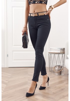 Krásne rifľové nohavice s ozdobnými výrezmi a zipsami, čierne