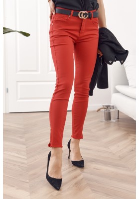 Krásne rifľové nohavice s ozdobnými výrezmi a zipsami, červené