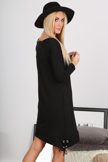 Trendy, asymetrické čierne šaty s dlhými rukávmi.