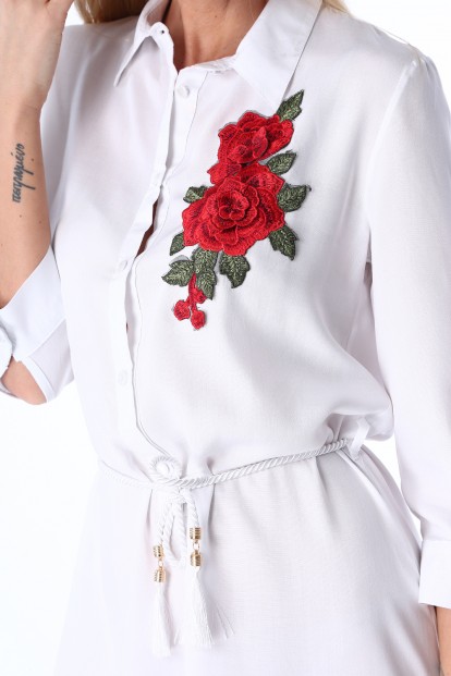 Dámske šaty s vyšívanými červenými kvetmi, biele