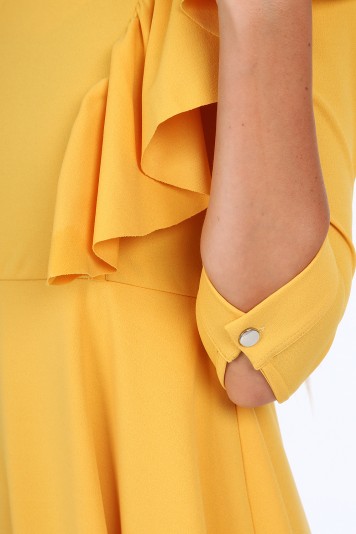 Žlté krátke dámske šaty s volánmi