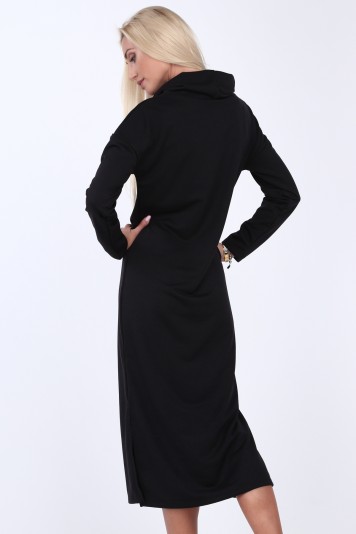 Čierne šaty so širokým golierom