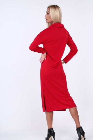 Červené šaty so širokým golierom