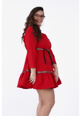 Czerwona sukienka Plus Size z falbaną na co dzień B09