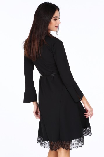 Čierne dámske šaty s jemnou čipkou v spodnej časti