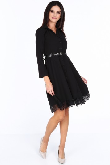 Čierne dámske šaty s jemnou čipkou v spodnej časti